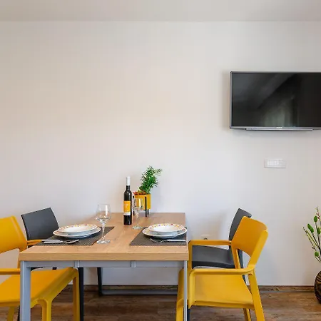 Apartman Idyllisches Nur 120 Meter Zum Sandstrand Mit Meerblick, Privatem Balkon, Wifi Crikvenica