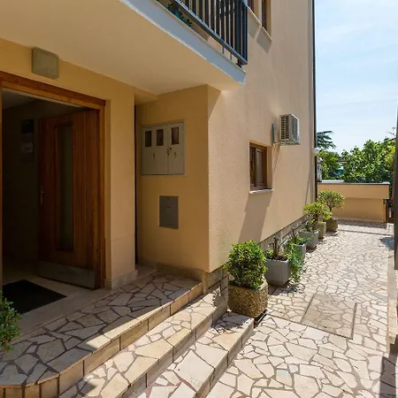 Apartman Idyllisches Nur 120 Meter Zum Sandstrand Mit Meerblick, Privatem Balkon, Wifi Crikvenica