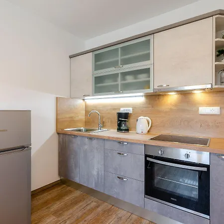 Apartman Idyllisches Nur 120 Meter Zum Sandstrand Mit Meerblick, Privatem Balkon, Wifi Crikvenica