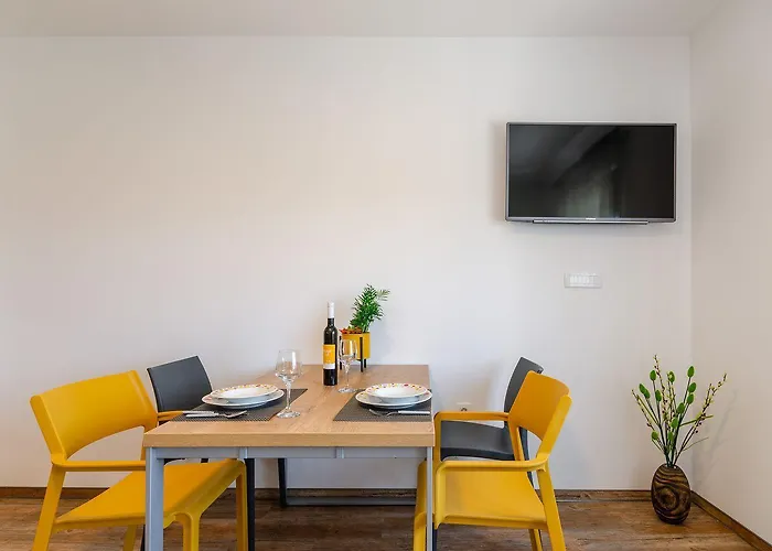 Apartment Idyllisches Nur 120 Meter Zum Sandstrand Mit Meerblick, Privatem Balkon, Wifi Crikvenica